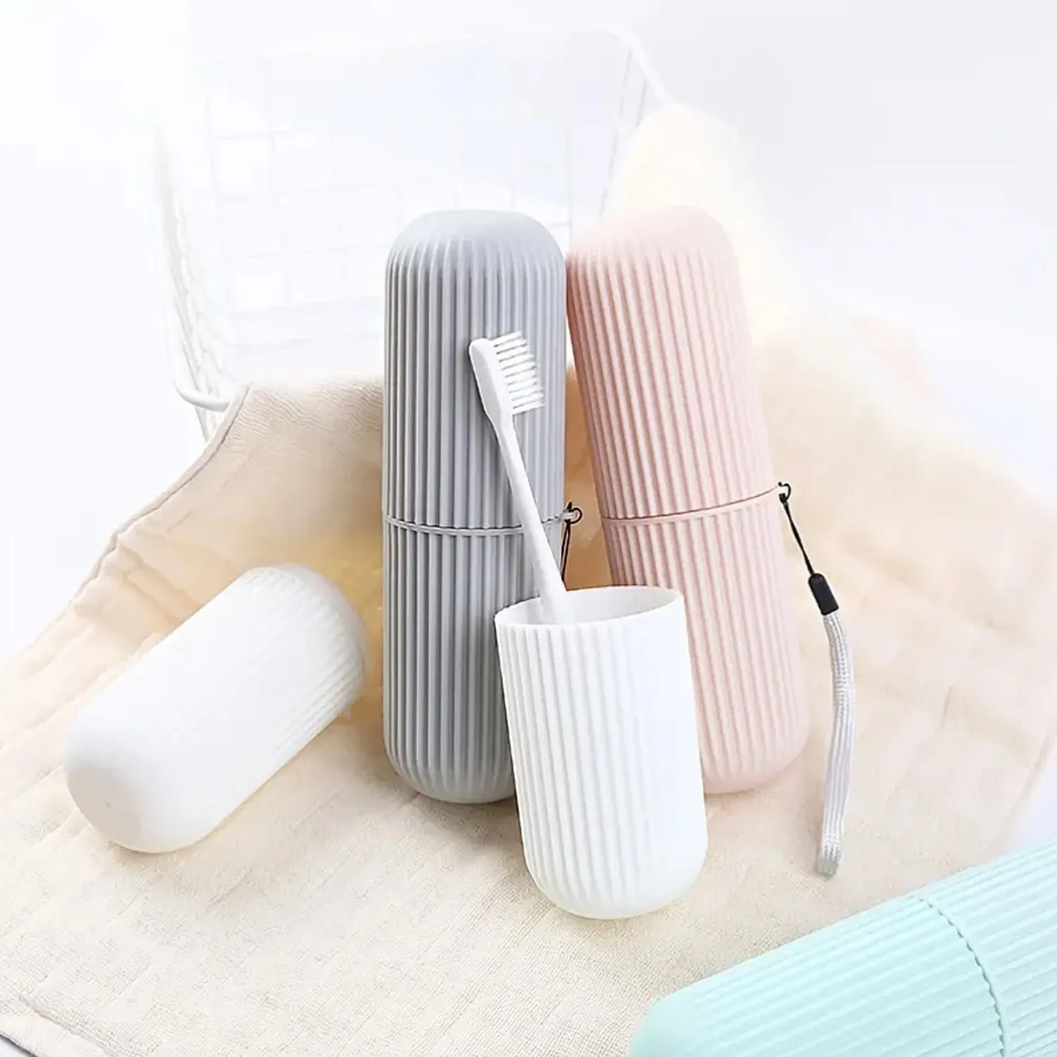 Travel Toothbrush Holder, Portable Toothbrush Case for Traveling, Camping, Capsule Shape Travel Toothbrush Toothpaste Case Holder Portable Toothbrush Storage Plastic Toothbrush Holder With Rope and Brush